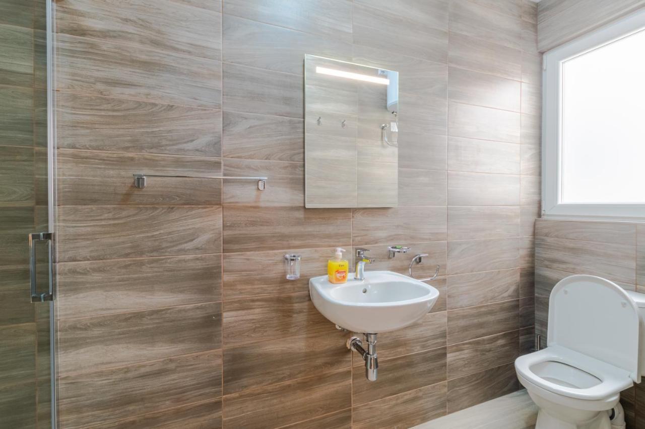 Apartment Brand New 3bdr 2 Bth H7 *